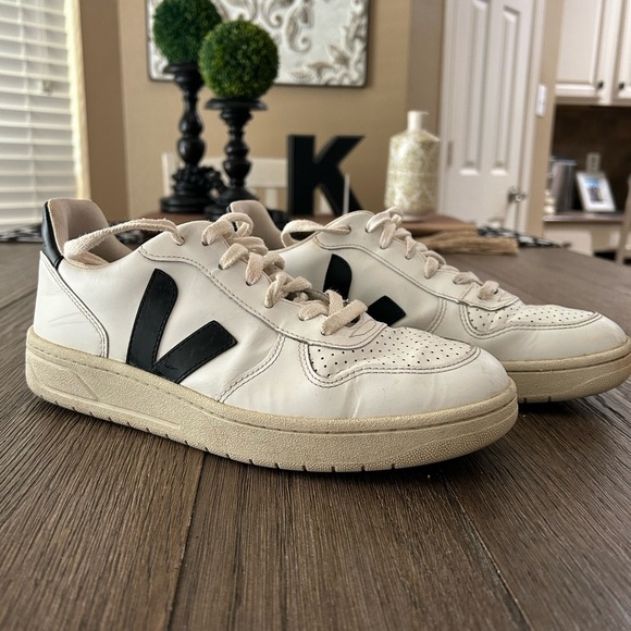 Veja V-10 White and Black Sneakers. Well loved but in good condition. - Picture 4 of 10